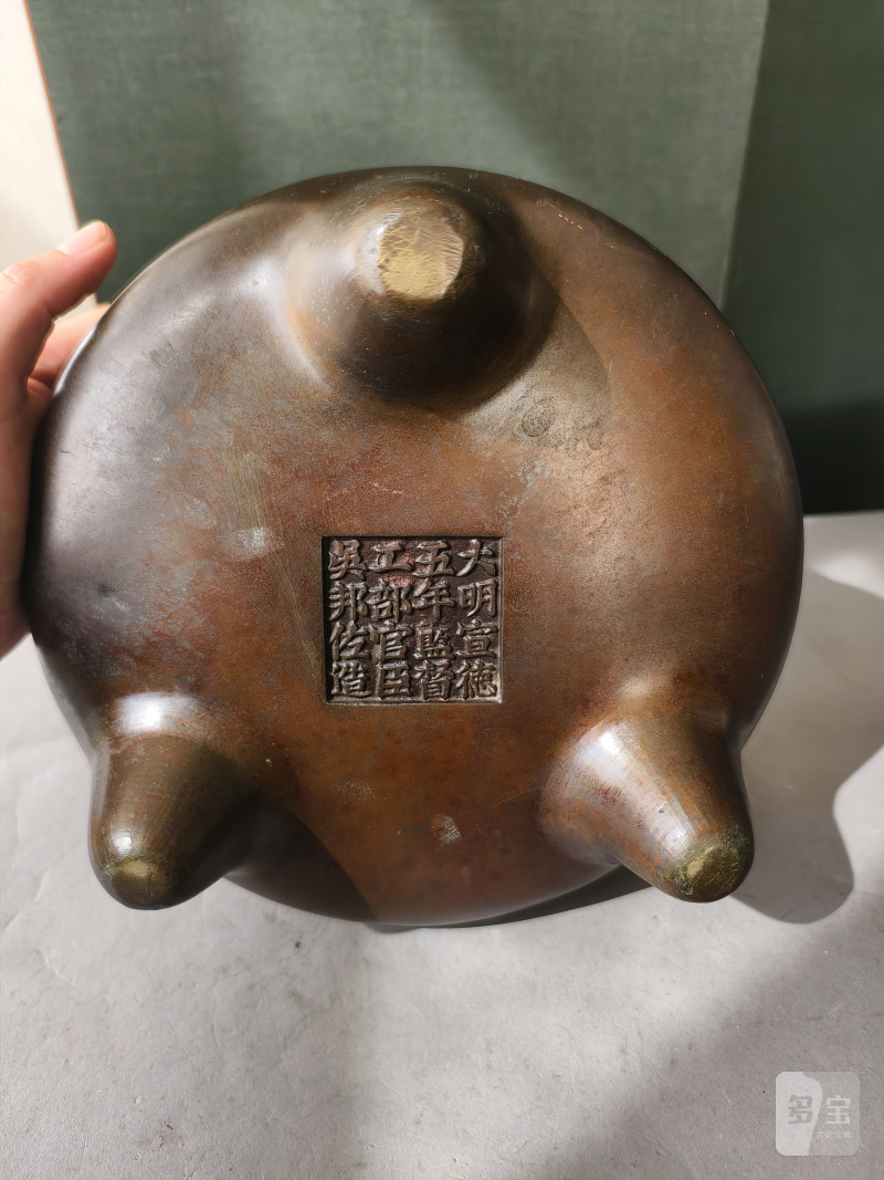 A tripod bronze incense burner with handles on the rim - 图13